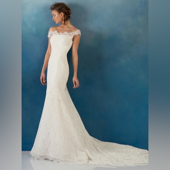 Alyne by Rita Vinieris Dresses & Skirts - NWT Alyne by Rita Vinieris “Juliet” Chantilly lace wedding dress with train